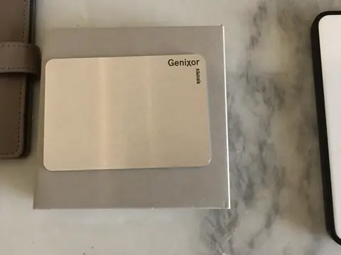 La carte Genixor posée sur sa boîte