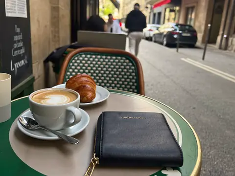 Un portefeuille oublié sur la table d'un café
