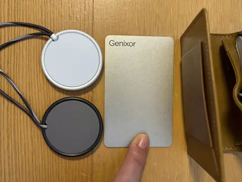 Des traceurs ronds de porte-clés à côté de la carte plate Genixor