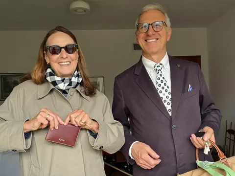 Un couple s'apprête à sortir