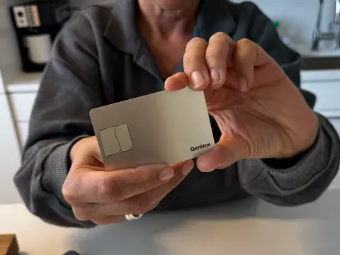 Une personne associe la carte Genixor à son téléphone